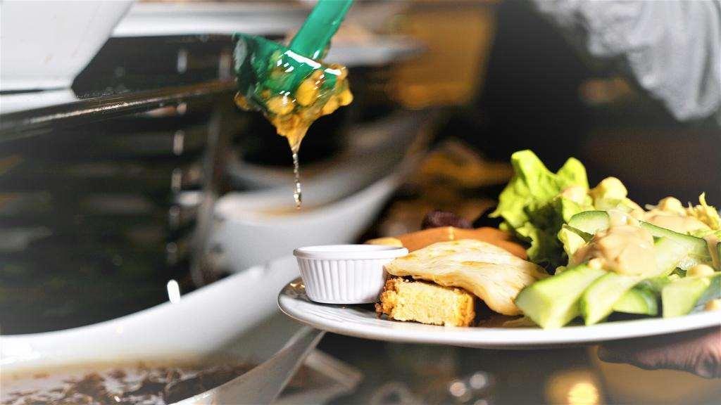 فندق اسطنبول غونين المظهر الخارجي الصورة A salad being prepared at a salad bar