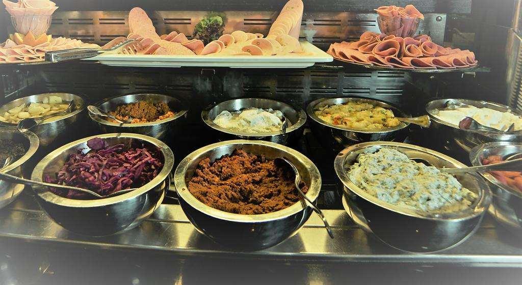 فندق اسطنبول غونين المظهر الخارجي الصورة A selection of German salads