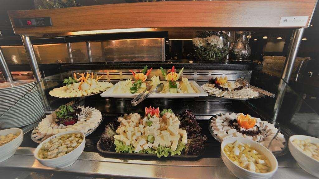 فندق اسطنبول غونين المظهر الخارجي الصورة A selection of cheeses at a buffet